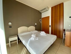 In-room safe, desk, free WiFi - Hotel Berenice Rimini Mare (Rimini)