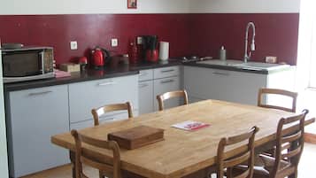 House, 2 Bedrooms | Private kitchen | Fridge, microwave, oven, stovetop