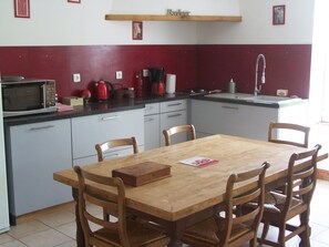 House, 2 Bedrooms | Private kitchen | Fridge, microwave, oven, stovetop - Gîte en Forterre (Druyes-les-Belles-Fontaines)