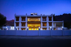 Mặt tiền nơi lưu trú - ban đêm