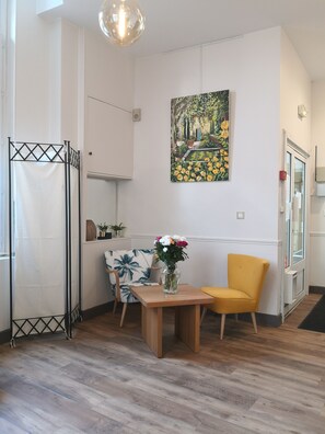 Lobby sitting area - Grand Hôtel De La Poste (Salon-de-Provence)