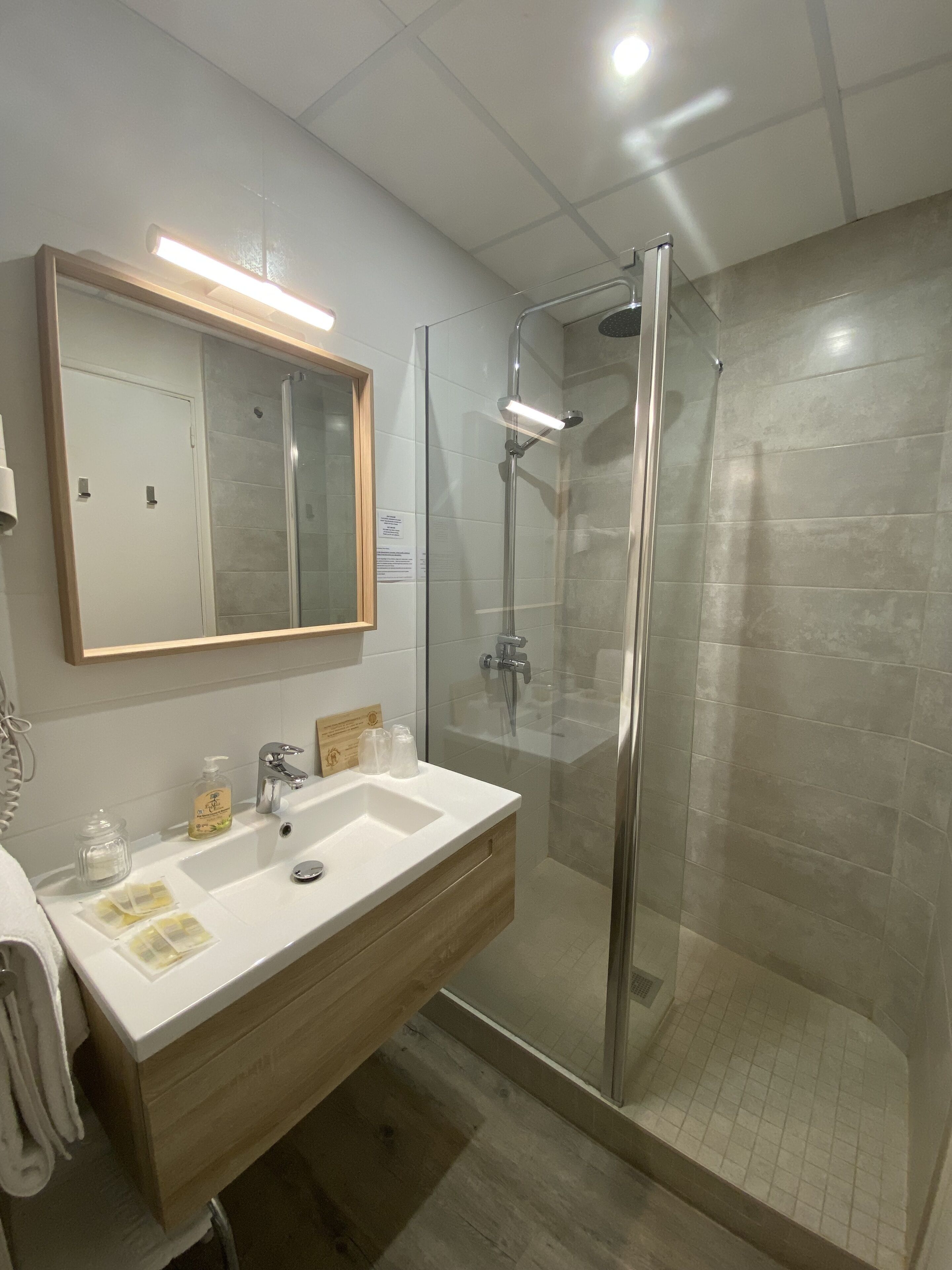 triple room | bathroom | free toiletries, hair dryer, towels