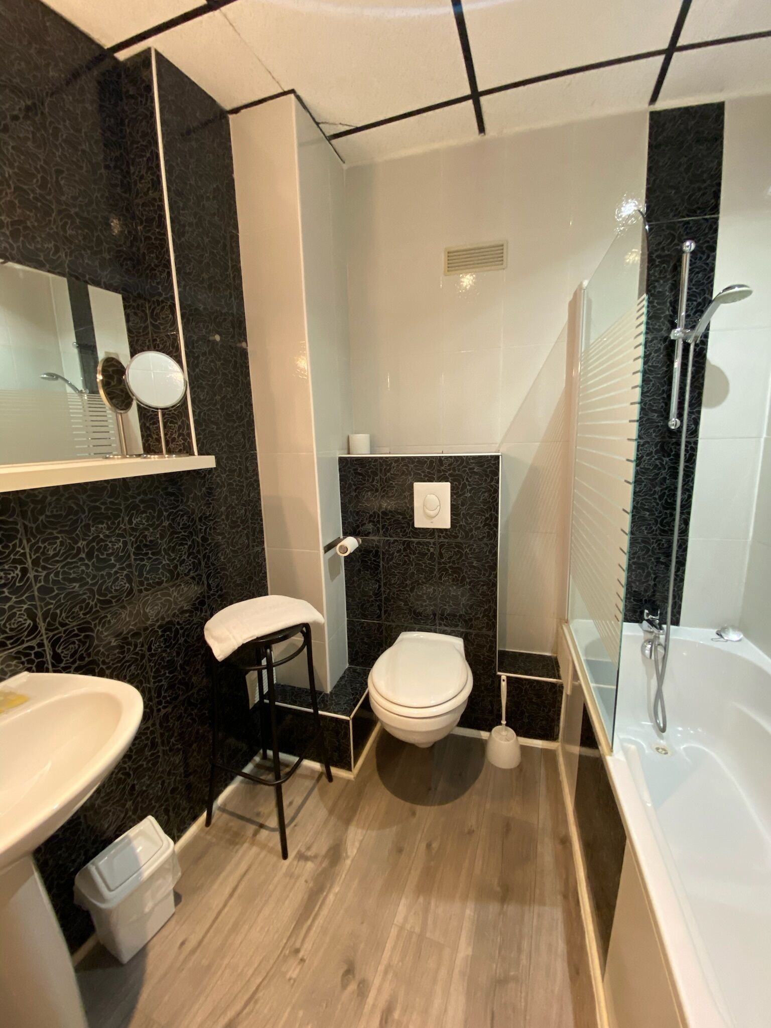 superior room | bathroom | free toiletries, hair dryer, towels