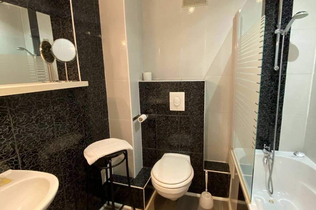superior room | bathroom | free toiletries, hair dryer, towels