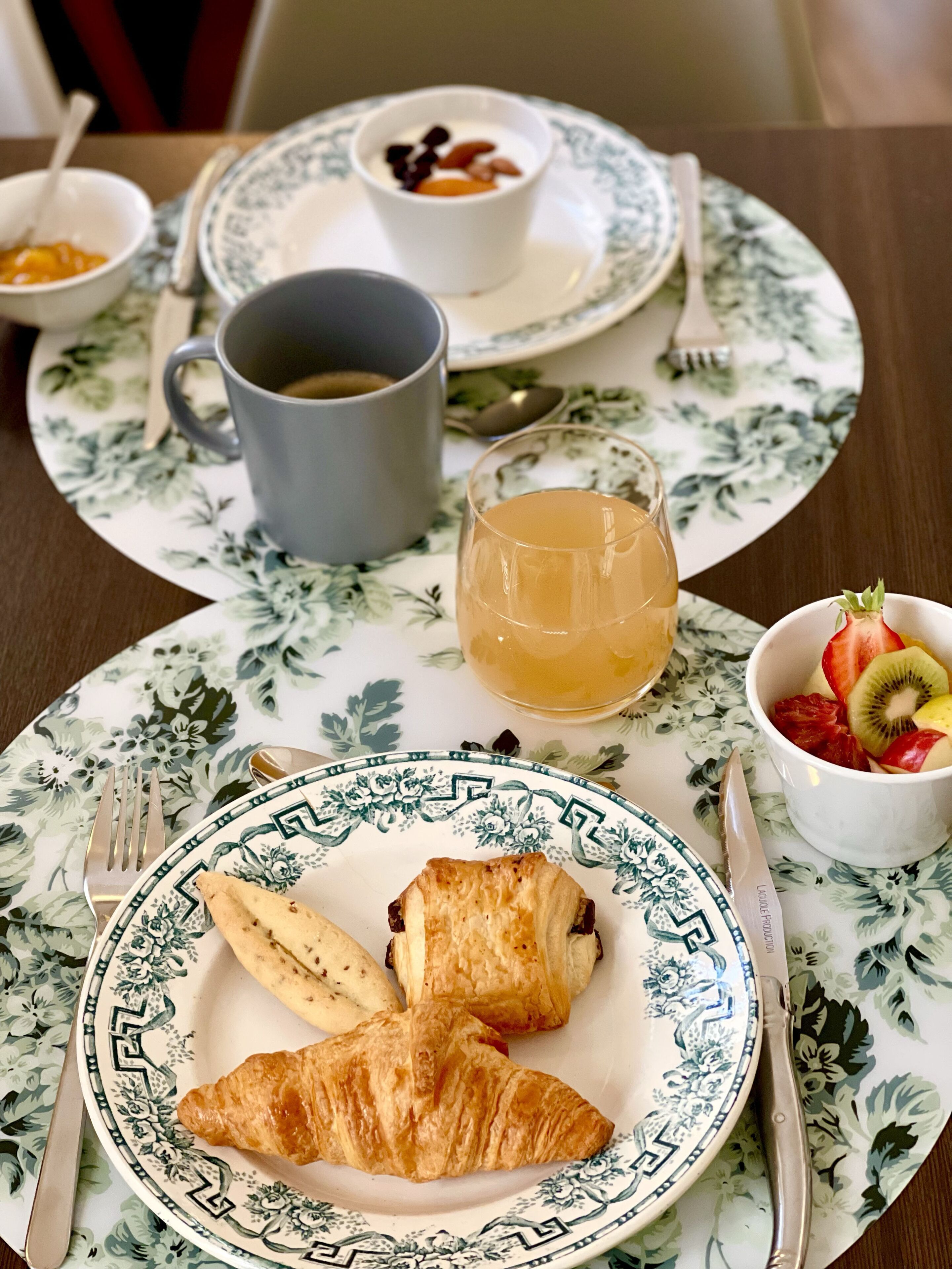 daily buffet breakfast (eur 11 per person)