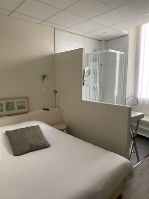 Kamar Single Ekonomi | Meja kerja, tirai kedap cahaya, kedap suara, dan setrika/meja setrika