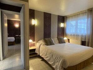 Quintuple Room | 1 bedroom, premium bedding, in-room safe, laptop workspace - Contact Hôtel - Hôtel les Bleuets & SPA (La Riviere-Saint-Sauveur)