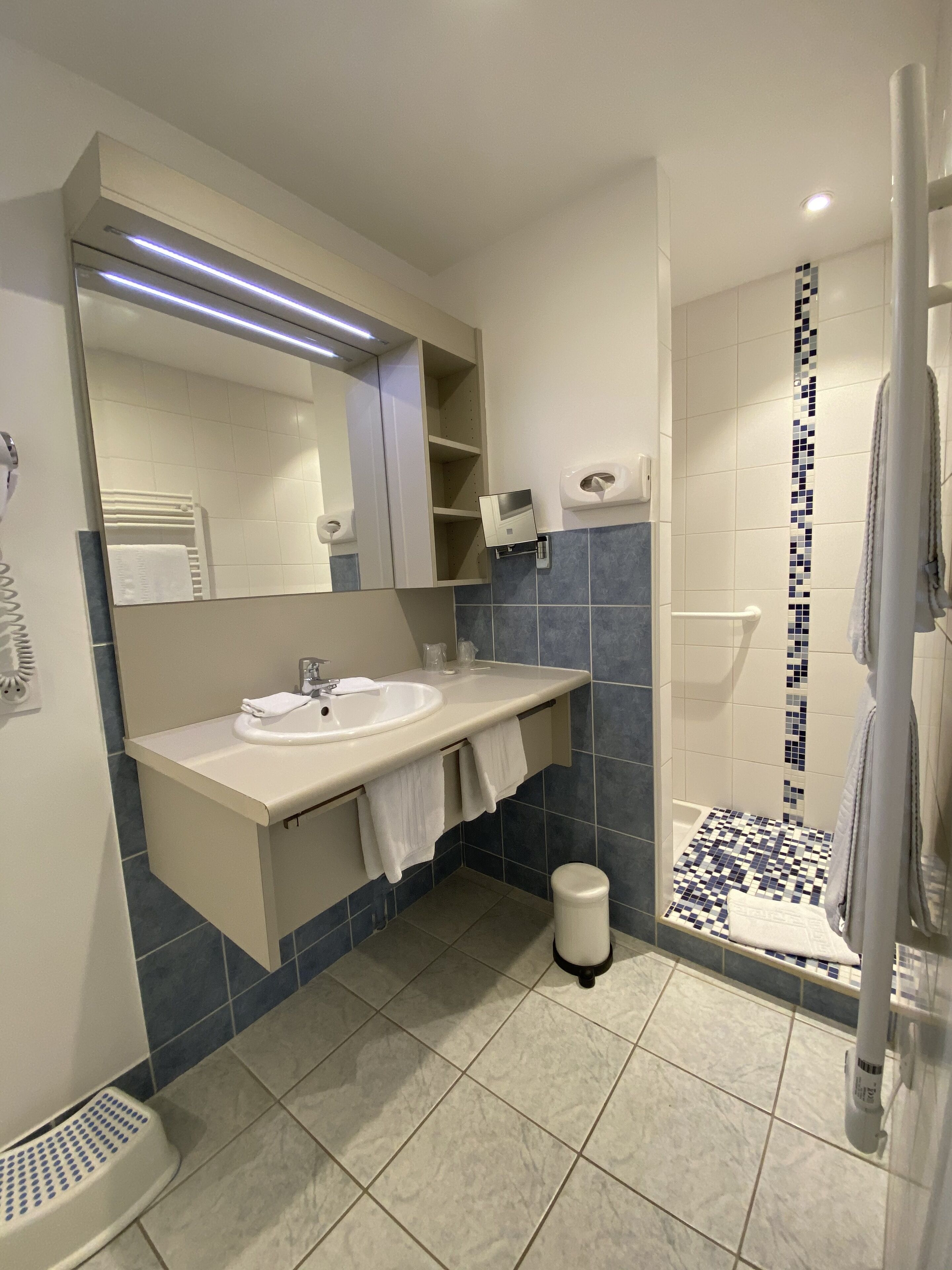 quadruple room | bathroom | free toiletries, hair dryer, towels