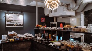 Un mostrador de buffet con diversos alimentos y salsas.