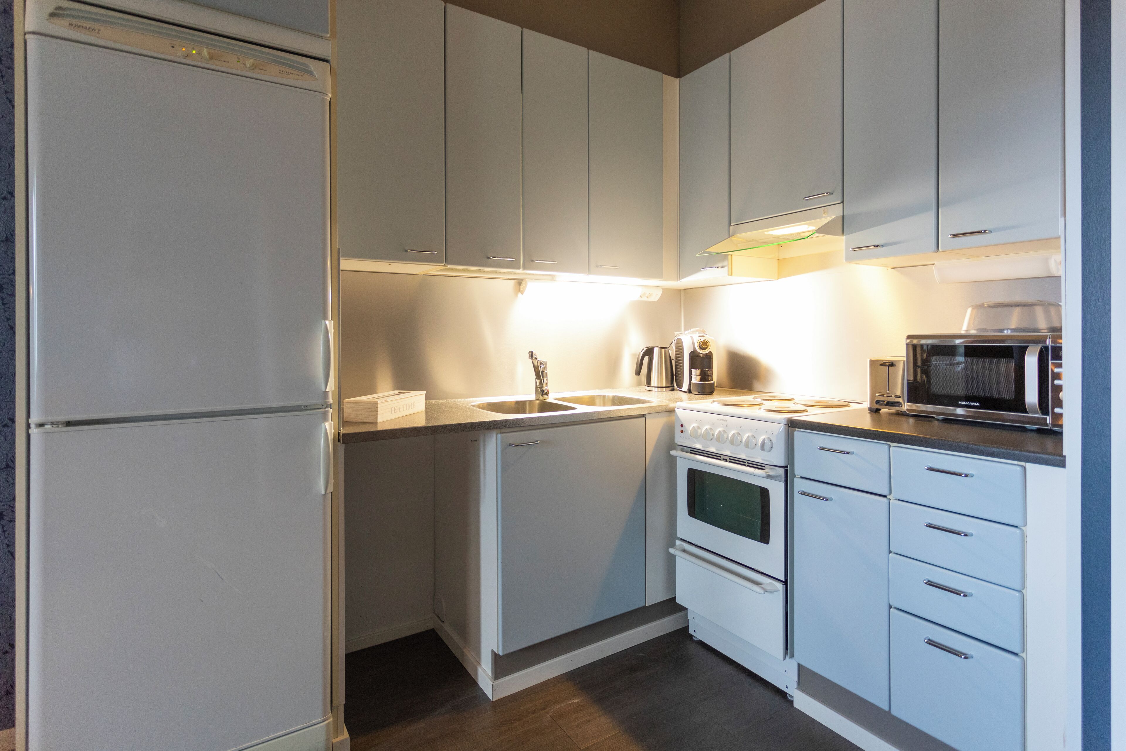 full-sized fridge, microwave, oven, stovetop