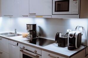 Golden Circle Suite with Kitchen & Sauna | Private kitchen | Full-sized fridge, microwave, oven, stovetop - Golden Circle Suites (Rovaniemi)