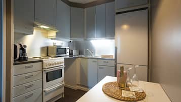 Superior Suite with Kitchen & Sauna | Eigene Küche | Großer Kühlschrank, Mikrowelle, Ofen, Herdplatte