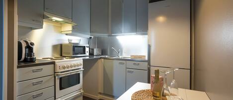 Suite superior | Cuina privada | Frigorífic gran, microones, forn i placa de cuina