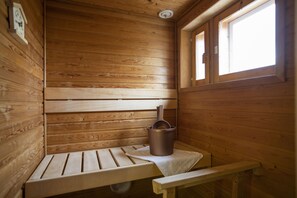 Superior Suite with Kitchen & Sauna | Bathroom | Shower, hair dryer, towels, soap - Golden Circle Suites (Rovaniemi)