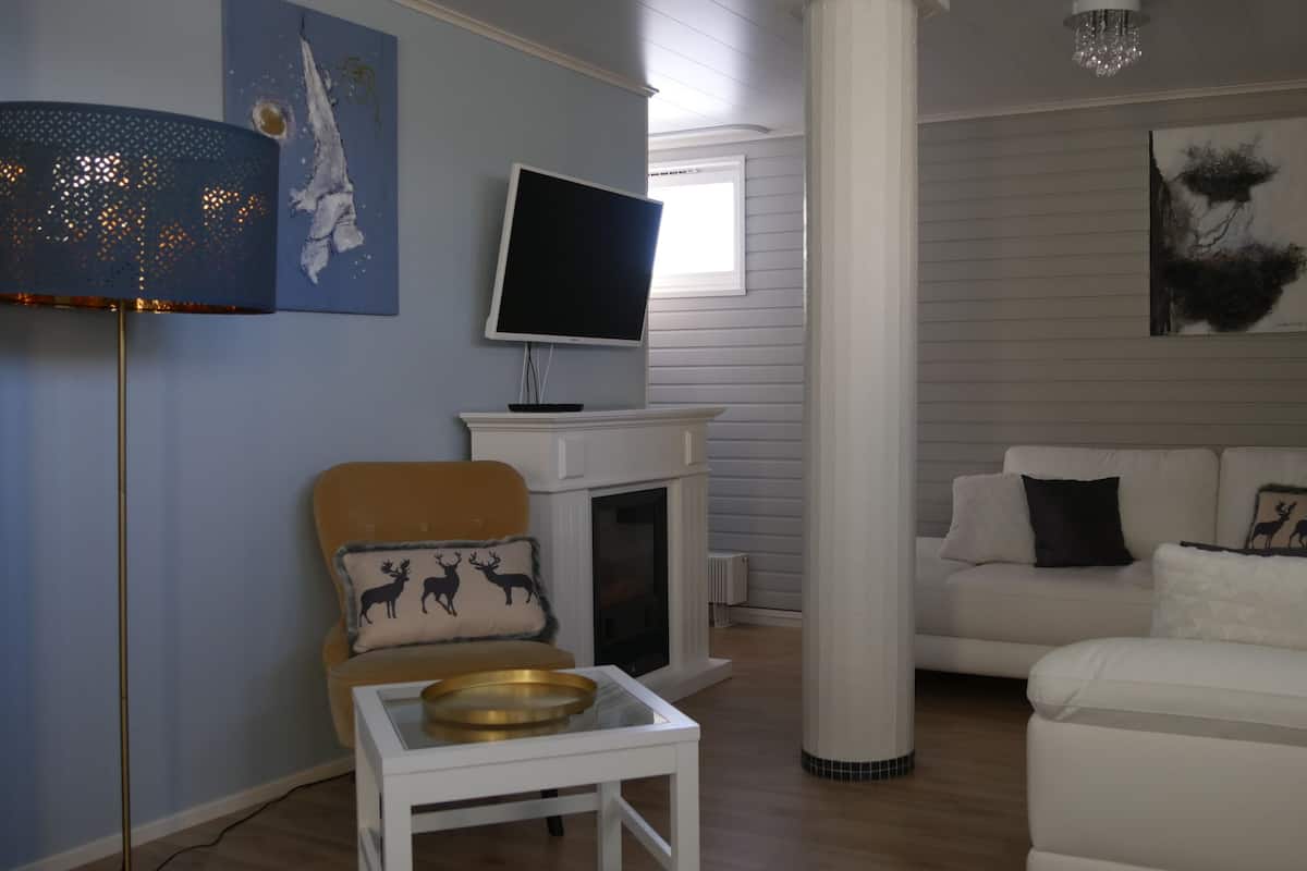 Golden Circle Suite with Kitchen & Sauna | 起居区 | 平板电视