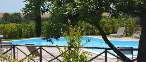 Piscina stagionale all'aperto, ombrelloni da piscina, lettini