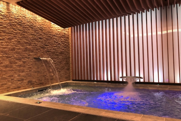 Couples treatment room(s), sauna, hot tub, massages