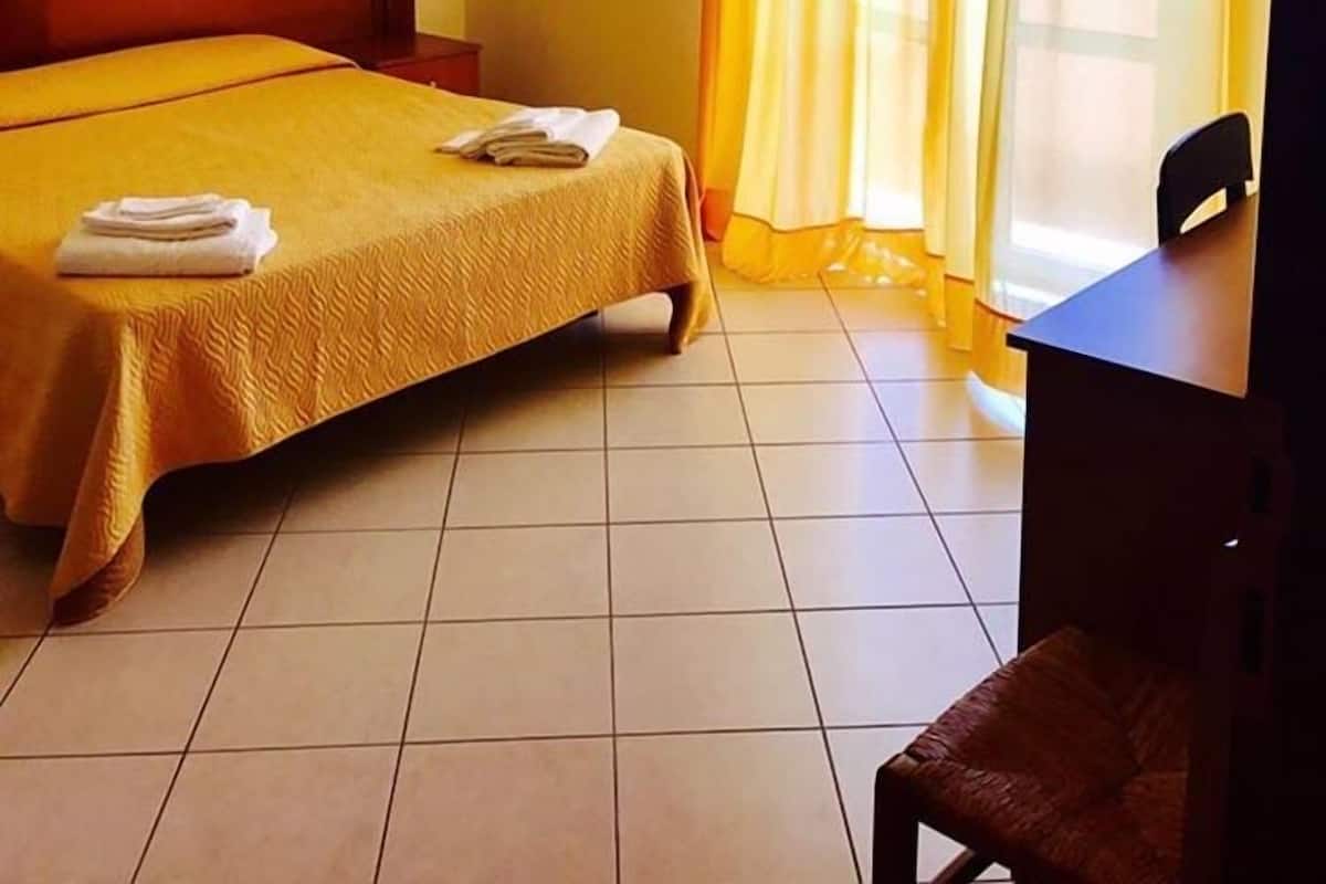 Dreibettzimmer, Balkon | Hochwertige Bettwaren, Zimmersafe, Schreibtisch, schallisolierte Zimmer