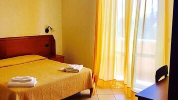 Dreibettzimmer, Balkon | Hochwertige Bettwaren, Zimmersafe, Schreibtisch, schallisolierte Zimmer