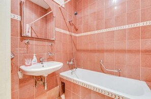 Apartamento | Baño | Ducha y bañera combinadas, secador de pelo, zapatillas y toallas
