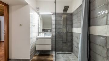 Apartemen, 2 kamar tidur, 2 kamar mandi | Kamar mandi | Shower, perlengkapan mandi gratis, pengering rambut, dan handuk
