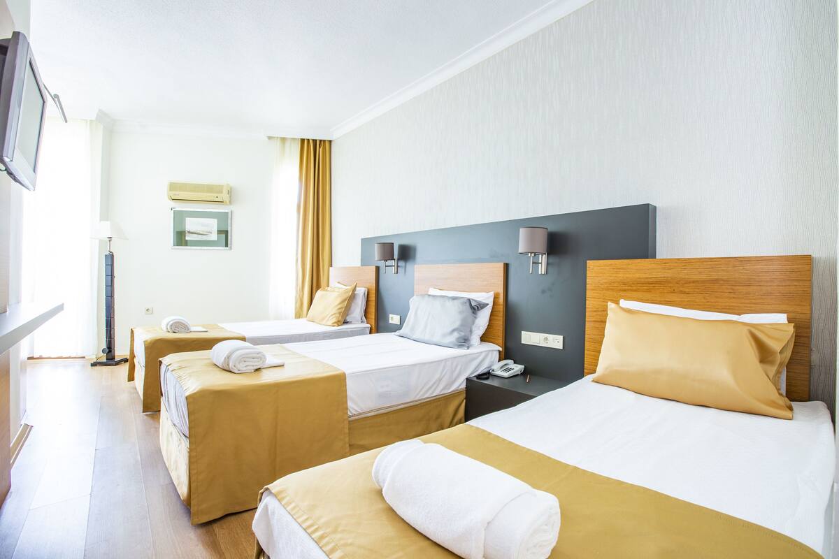 Tremannsrom – standard | Minibar, safe på rommet, skrivebord og wi-fi (inkludert)