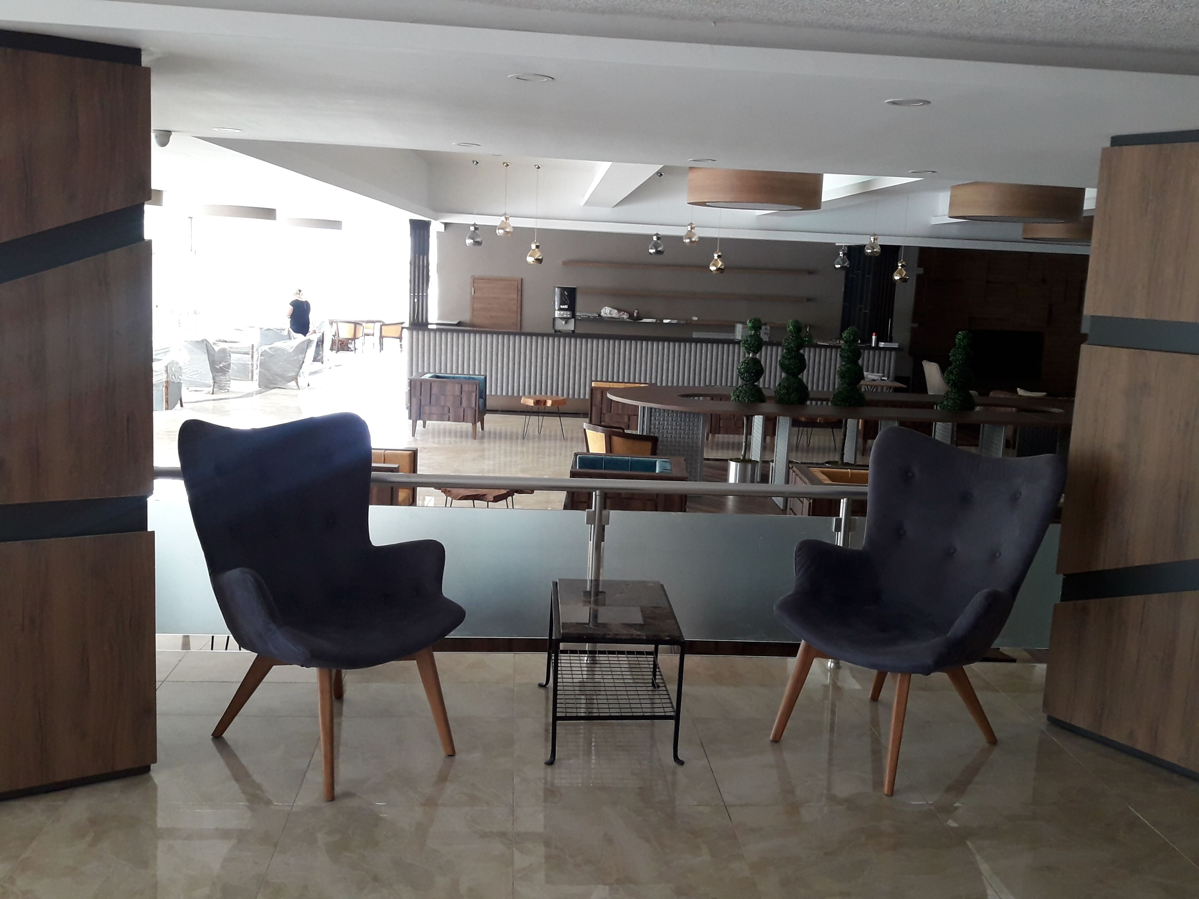 2 bars/lounges, poolside bar