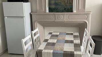 Apartment (Gite La colombe) | Dining