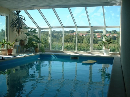 Outdoor pool. Chambre D'hôtes LA Colombe
