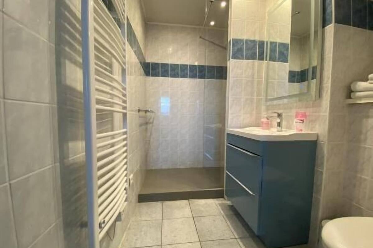 Chambre Double Supérieure, salle de bains privée (Chambre Myrtille) | Salle de bain