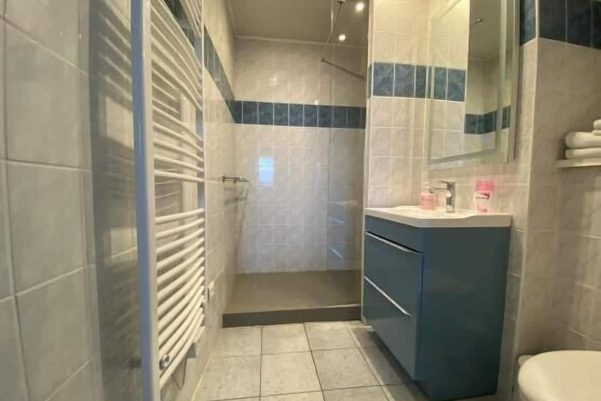 Superior Double Room, Private Bathroom (Chambre Myrtille) | Bathroom