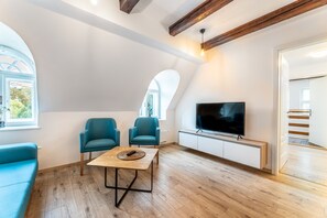 Romantic Apartment (4) | Living area | 120-cm flat-screen TV with cable channels, Smart TV - Villa Wurmfeld (Cesky Krumlov)