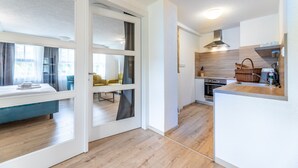 Un espacio habitable moderno y abierto con cocina y comedor.