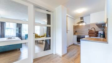 Apartemen (2) | Dapur pribadi | Lemari es, microwave, kompor, dan ketel listrik