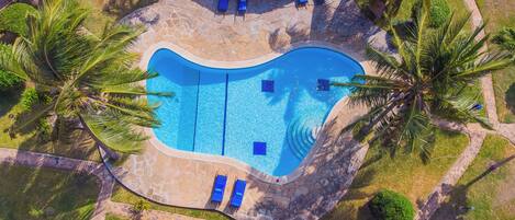 Piscine extérieure, chaises longues