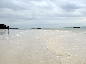På stranden