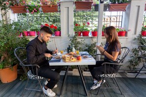 Desayuno completo todos los días (con cargo) 