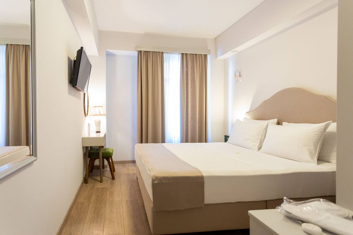 Deluxe Double or Twin Room | Minibar, soundproofing, WiFi (free), individually decorated