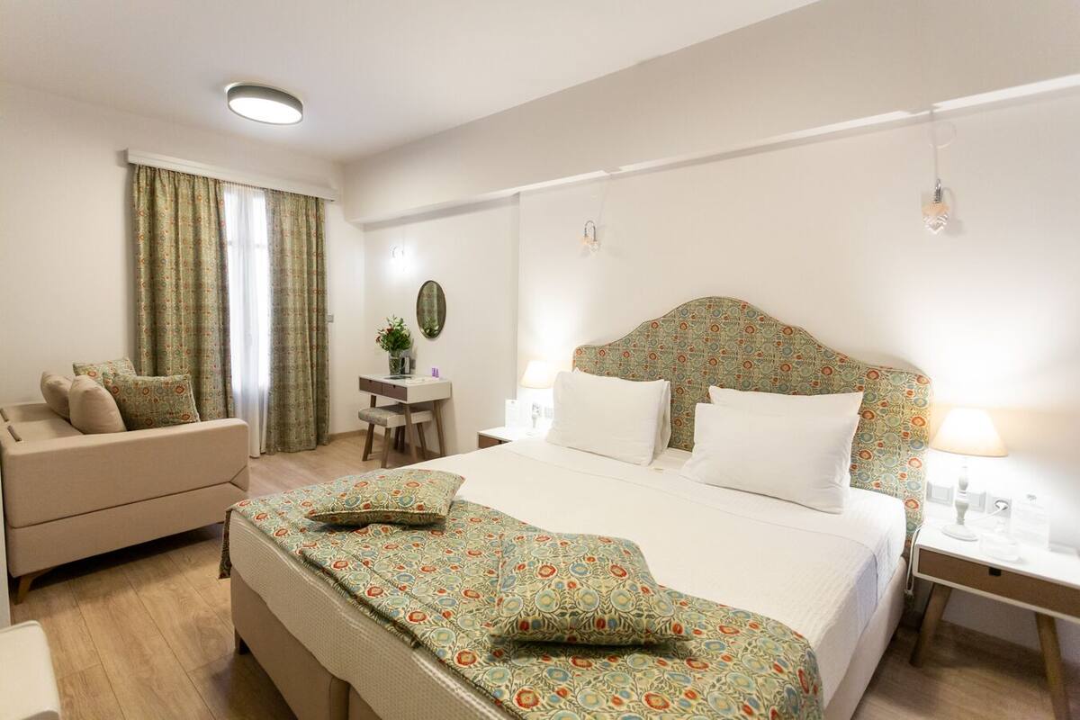 Family Room | Minibar, soundproofing, WiFi (free), individually decorated