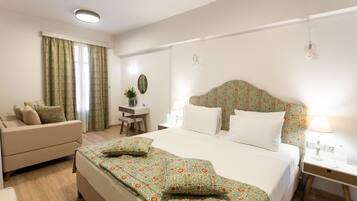 Family Room | Minibar, individually decorated, individually furnished, soundproofing