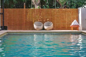 Piscine extérieure, chaises longues