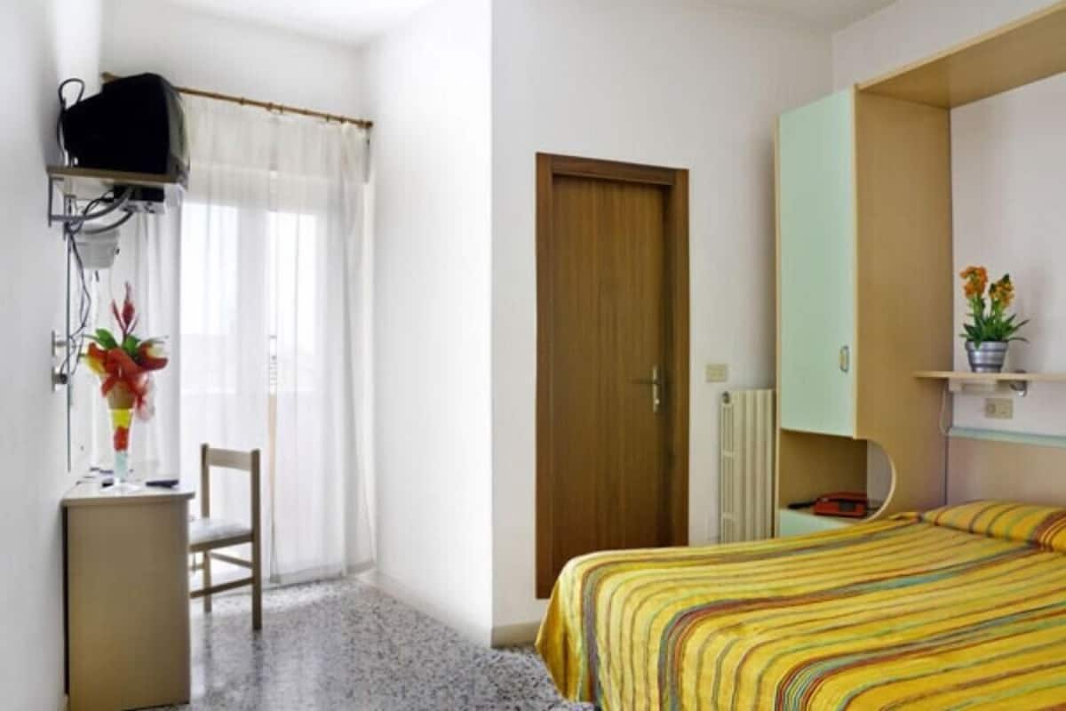 Camera con letto matrimoniale o 2 letti singoli | Una cassaforte in camera, con stile personalizzato