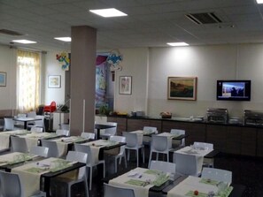 Serveert ontbijt, lunch, diner, lokale gerechten 
