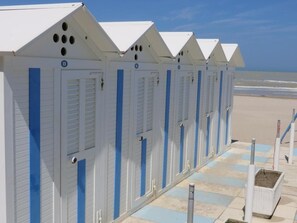 Privéstrand vlakbij, ligstoelen, parasols
