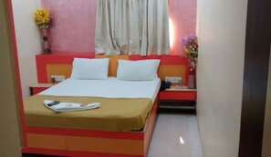 In-room safe, desk, rollaway beds, free WiFi - Hostel New Bilal Residency (Mumbai)