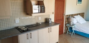 Basic Studio Suite | Desk, laptop workspace, bed sheets - 14B The Loop (Pretoria)