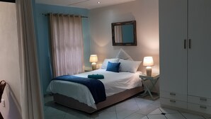 Studio | Desk, laptop workspace, bed sheets - 14B The Loop (Pretoria)