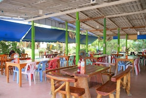 Se sirven comidas, cenas y cocina tailandesa