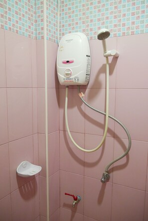 Family Bungalow | Bathroom shower