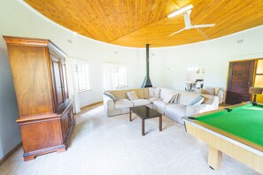 Family Bungalow | Living room - Deruxa Cottages (De Wagensdrift)